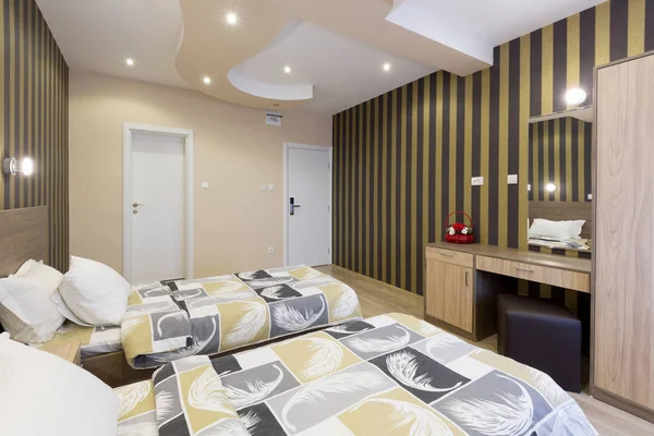 新しいホテルのダブルベッドの寝室のインテリア — ストック写真