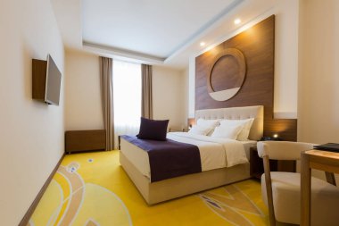 İç tavan arasındaki bir lüks otel yatak odası
