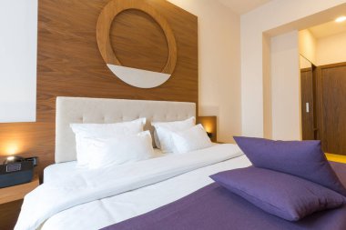 Modern yeni otel yatak odası iç