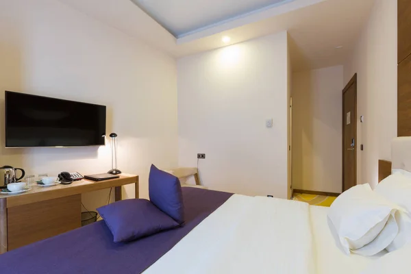 Interior de un nuevo hotel habitación con cama de matrimonio — Foto de Stock