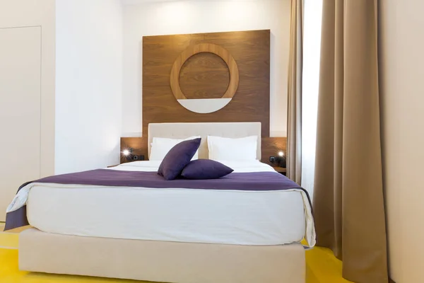 Kamar tidur di interior kamar hotel modern — Stok Foto