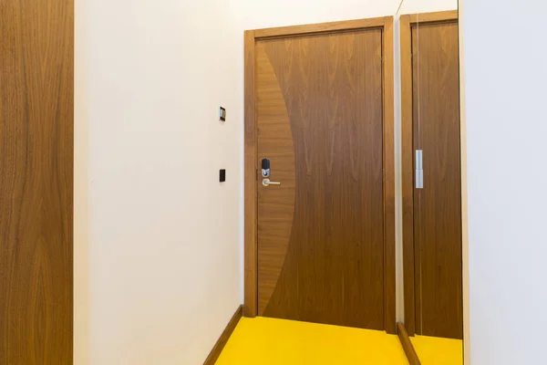 ホテルの部屋に木製のドア — ストック写真