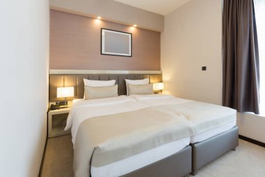 Yeni bir otel yatak odası iç