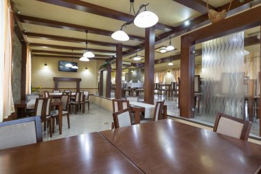 Bir otel restoranının içinde.