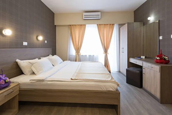Interiör av ett hotell sovrum med master bed — Stockfoto