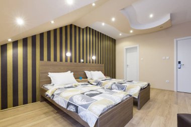 İç tavan arasında yeni bir otel Çift Kişilik Yatak yatak odası