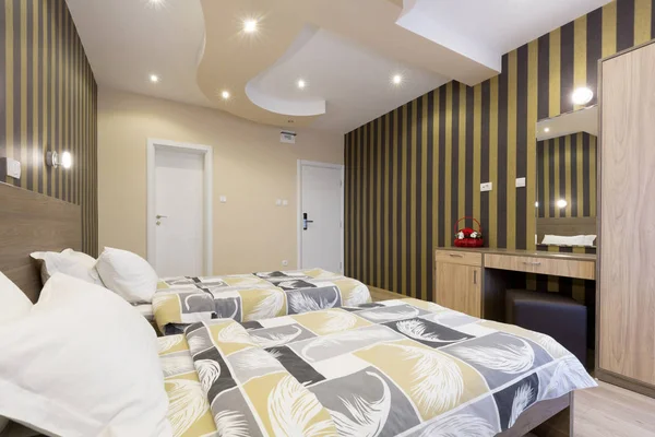 새로운 호텔 더블 침대 침실의 인테리어 — 스톡 사진