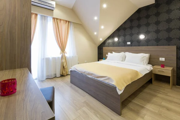 Интерьер нового отеля с двуспальной кроватью на чердаке — стоковое фото