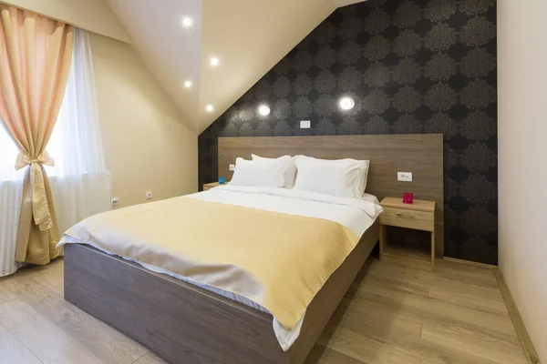 屋根裏部屋で新しいホテルのダブルベッドの寝室のインテリア — ストック写真