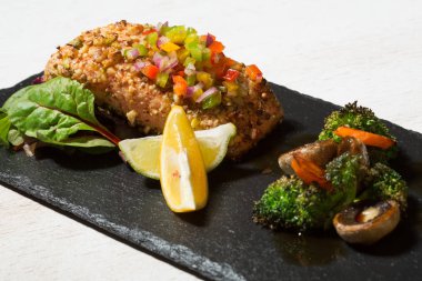 Sebzeli ızgara somon