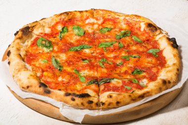 İtalyan pizzası, mozzarella, domates ve fesleğen