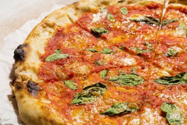 İtalyan pizzası, mozzarella, domates ve fesleğen