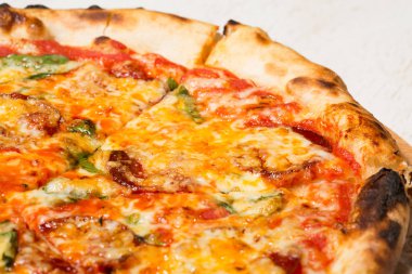 İtalyan pizzası, mozzarella, domates ve fesleğen