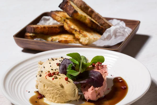 Plato con tres tipos de humus —  Fotos de Stock