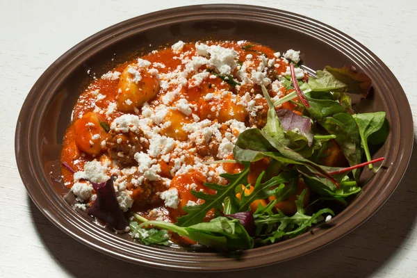 Nhoque com molho de tomate e queijo — Fotografia de Stock