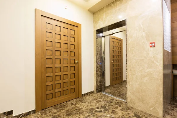 Interior del vestíbulo con puerta de ascensor — Foto de Stock