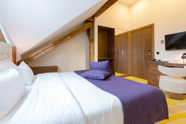 İç tavan arasında otel yatak odası