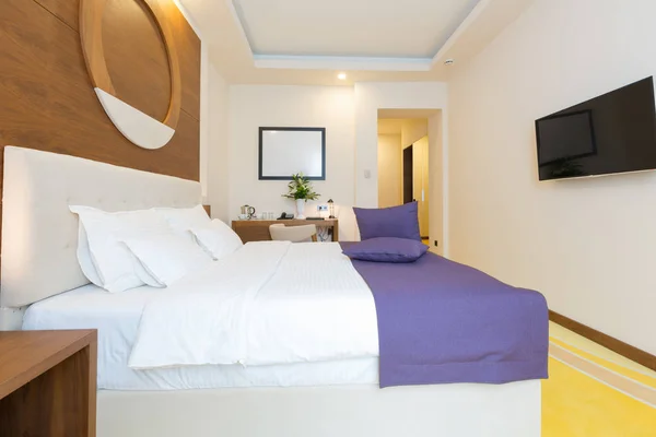Интерьер новой спальни с двуспальной кроватью — стоковое фото