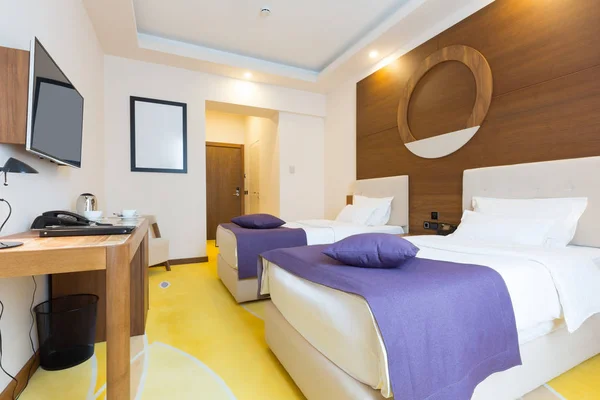 Wnętrze nowego sypialni podwójne łóżko hotel — Zdjęcie stockowe