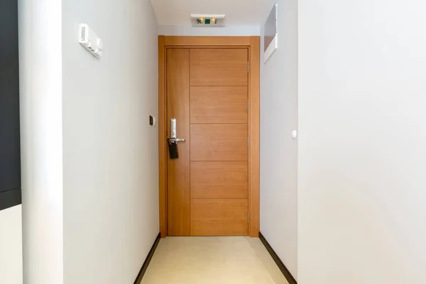 Drewniane drzwi w pokoju hotelowym — Zdjęcie stockowe