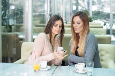 İki kız kafe Restoran söz