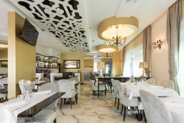 Otel lobisinde bir modern cafe bar iç