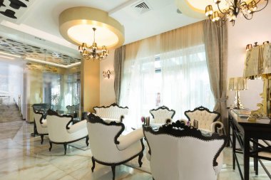 Otel lobisinde bir modern cafe bar iç