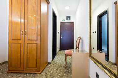 Koridor ile otel odasında dolap