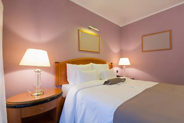 酒店室内设计，双床卧室 — 图库照片
