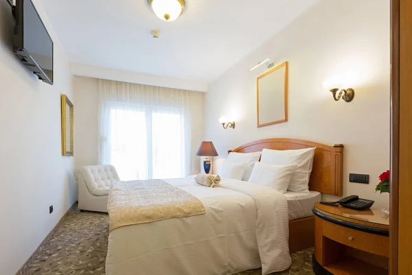 Interior del hotel, dormitorio con cama doble — Foto de Stock