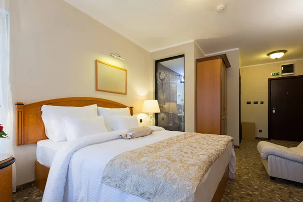 Hotel interieur, double-bed slaapkamer — Stockfoto