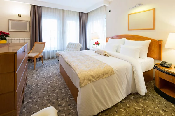 Hotellets interiör, dubbelsäng sovrum — Stockfoto