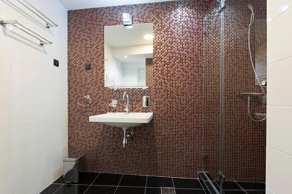 Intérieur d'une salle de bain moderne d'hôtel — Photo