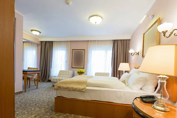 Sabah yeni bir otel bedroroom iç — Stok fotoğraf