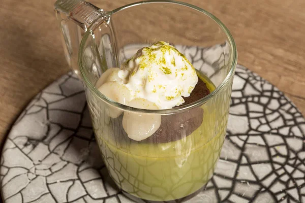 Maccha dessert med röda bönor pasta och mochi — Stockfoto