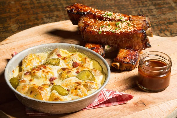 Spare ribs with barbecue sauce and potato salad — Stock Photo, Image