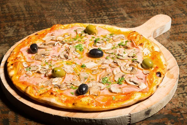 Pizza med skinka, champinjoner och Oliver — Stockfoto