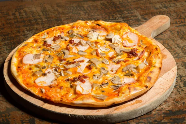 Pizza z polędwicy wołowej i pieczarek — Zdjęcie stockowe