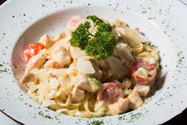 Et ve parmesan makarna