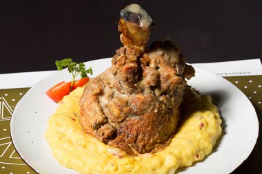 patates püresi ile servis domuz knuckle