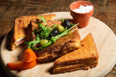 Club sandviç jambon ve peynir