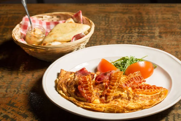 접시에 베이컨과 계란 — 스톡 사진