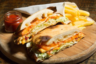 Kızarmış tavuk sandviç patates kızartması ile