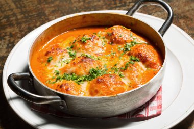 domates soslu köfte