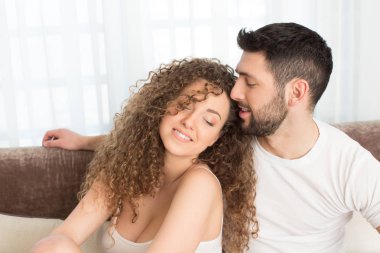 mutlu genç bir çift yatakta