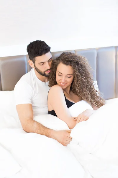 Unga lyckliga paret i sängen — Stockfoto