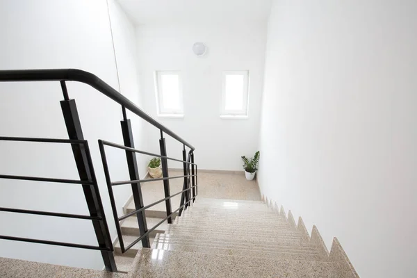 Conception d'escalier intérieur pour maison en duplex — Photo