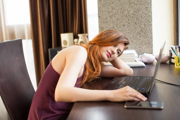 Portrait of beautiful young woman working on computer — Stock Photo, Image