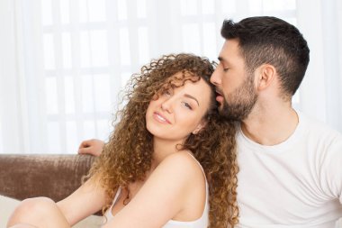 Samimi çift yatakta sarılma