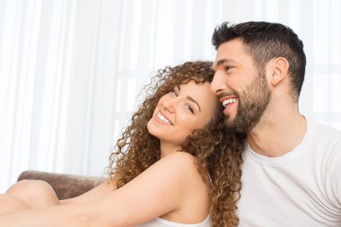 Samimi çift yatakta sarılma